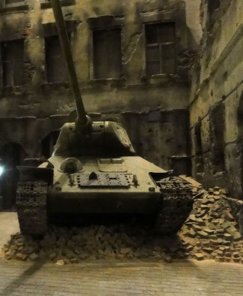 muzeum 3, Sowiecki czołg na gruzach
