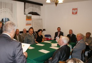 Życzenia składa Marian Szajna, radny Sejmiku Województwa Pomorskiego. Fot. Janusz Wikowski
