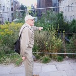 Arch. Stanisław Michel pokazuje jedną z wielu szpecących "dziur" w centrum Gdańska, przy Kaplicy Królewskiej. Fot. Janusz Wikowski