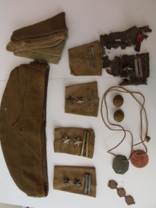 wk_Rogatywka, nieśmiertelnik, nakładki na pagony i guziki, fragment bransolety - 'perły' ze skrzyń.-png