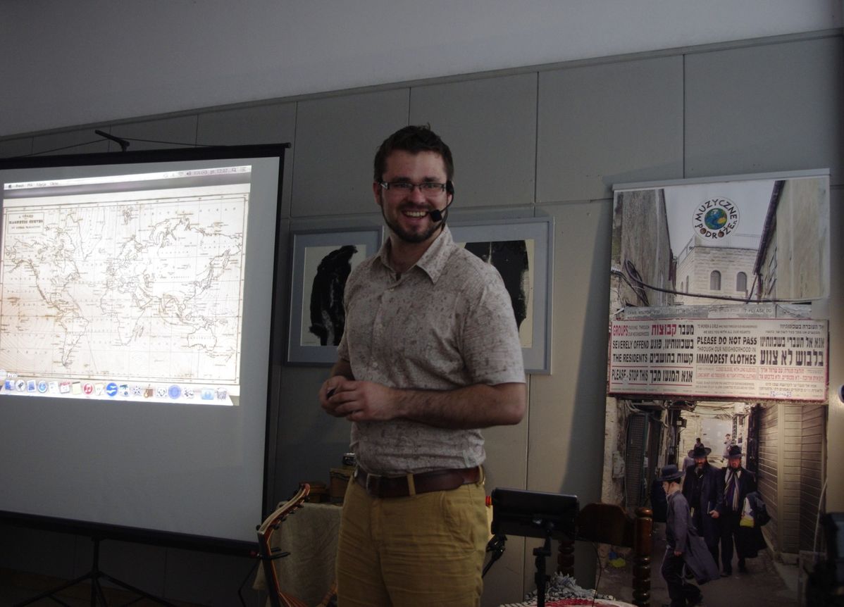 Michał Kaczor prezentuje instrum-enty biblijne