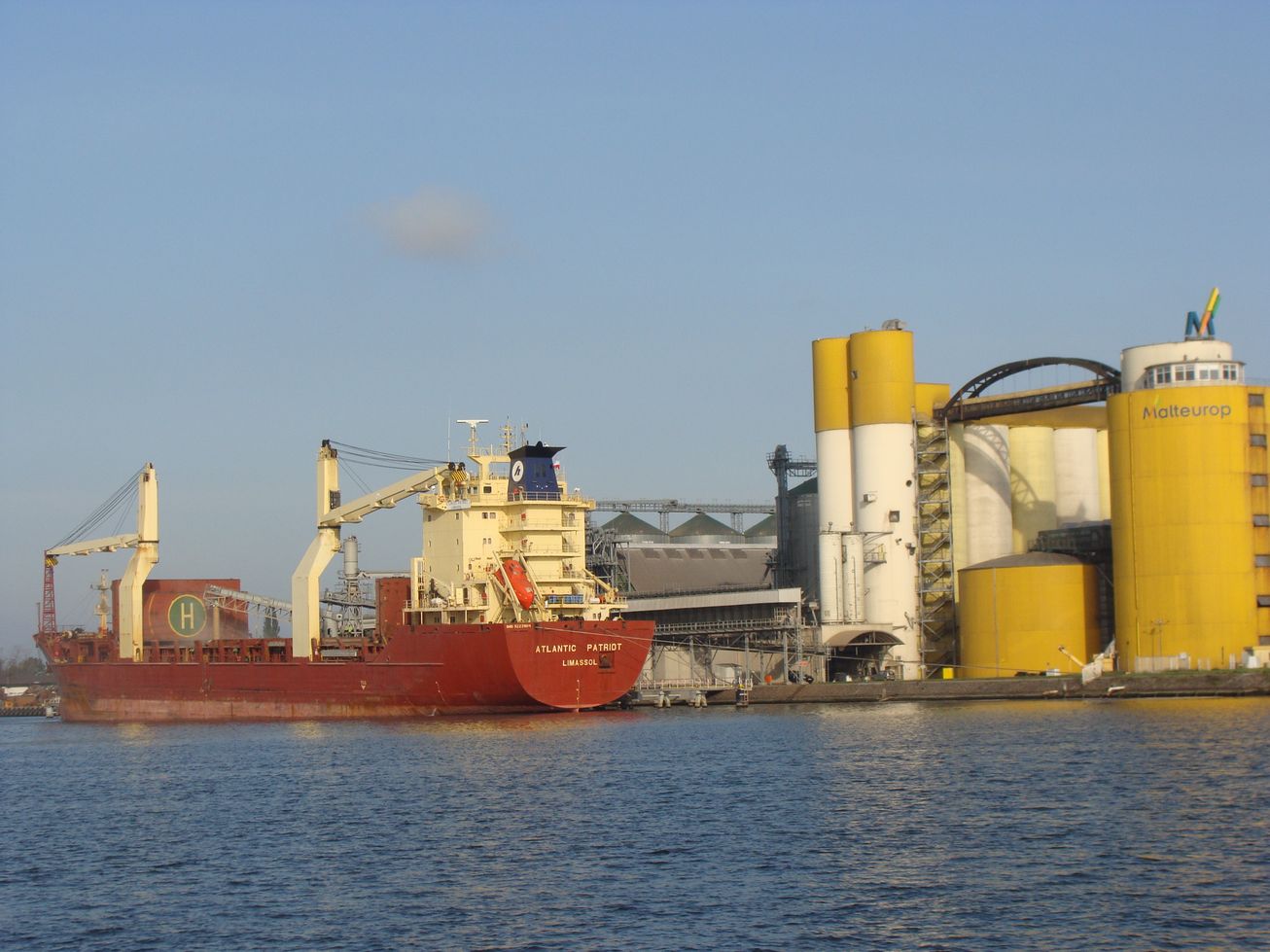 port Duży masowiec podczas załadunku produktów rolnych w Porcie Wewnętrznym fot. M. Głośkiewicz