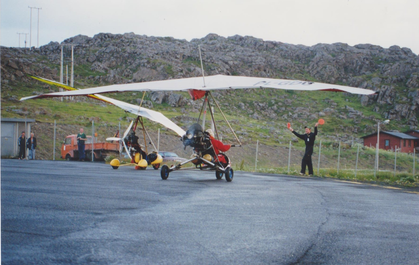 11 - kołowanie na płytę postojową ostatniego lotniska w Honningsvag