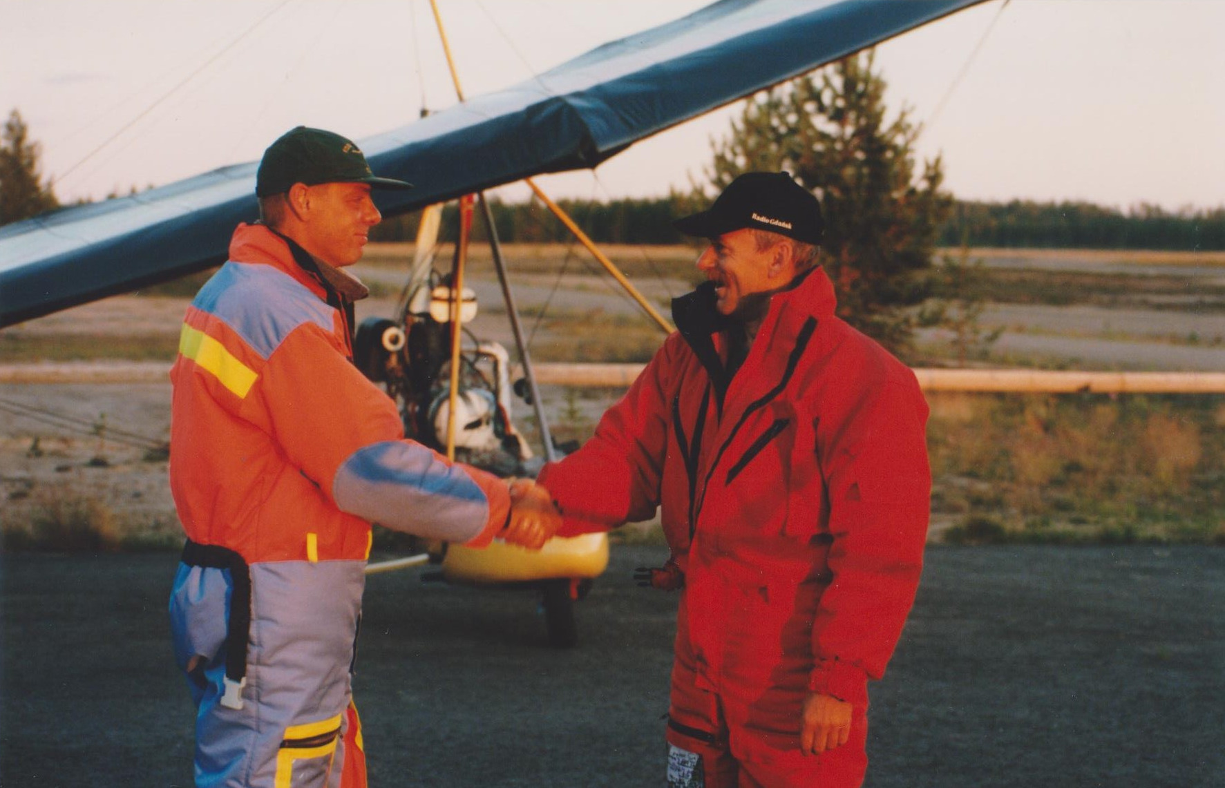 7 - wzajemne gratulacje po przekroczeniu Koła Polarnego na lotnisku w Kemijarvi