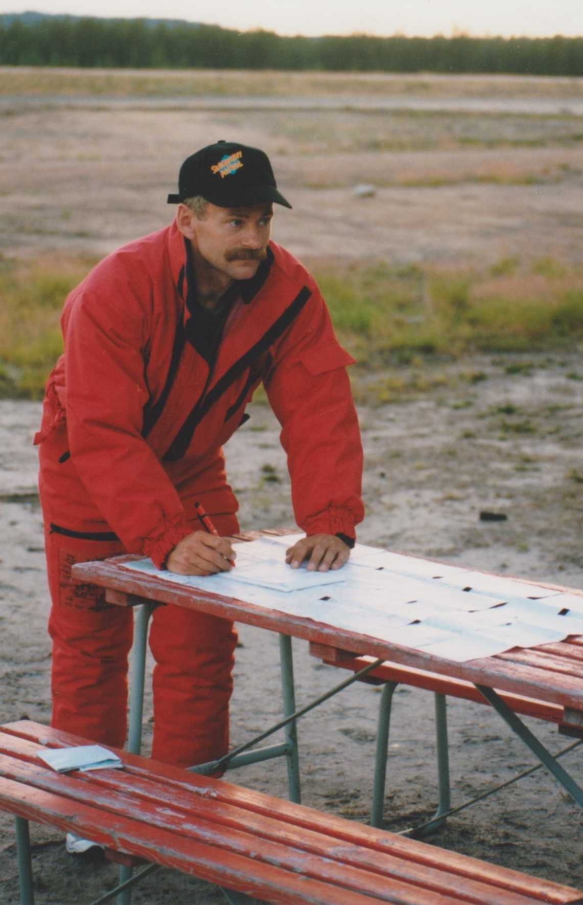 GROTH Na lądowisku w Kemijarvi (Finlandia) - planowanie dalszej trasy za kołem polarnym