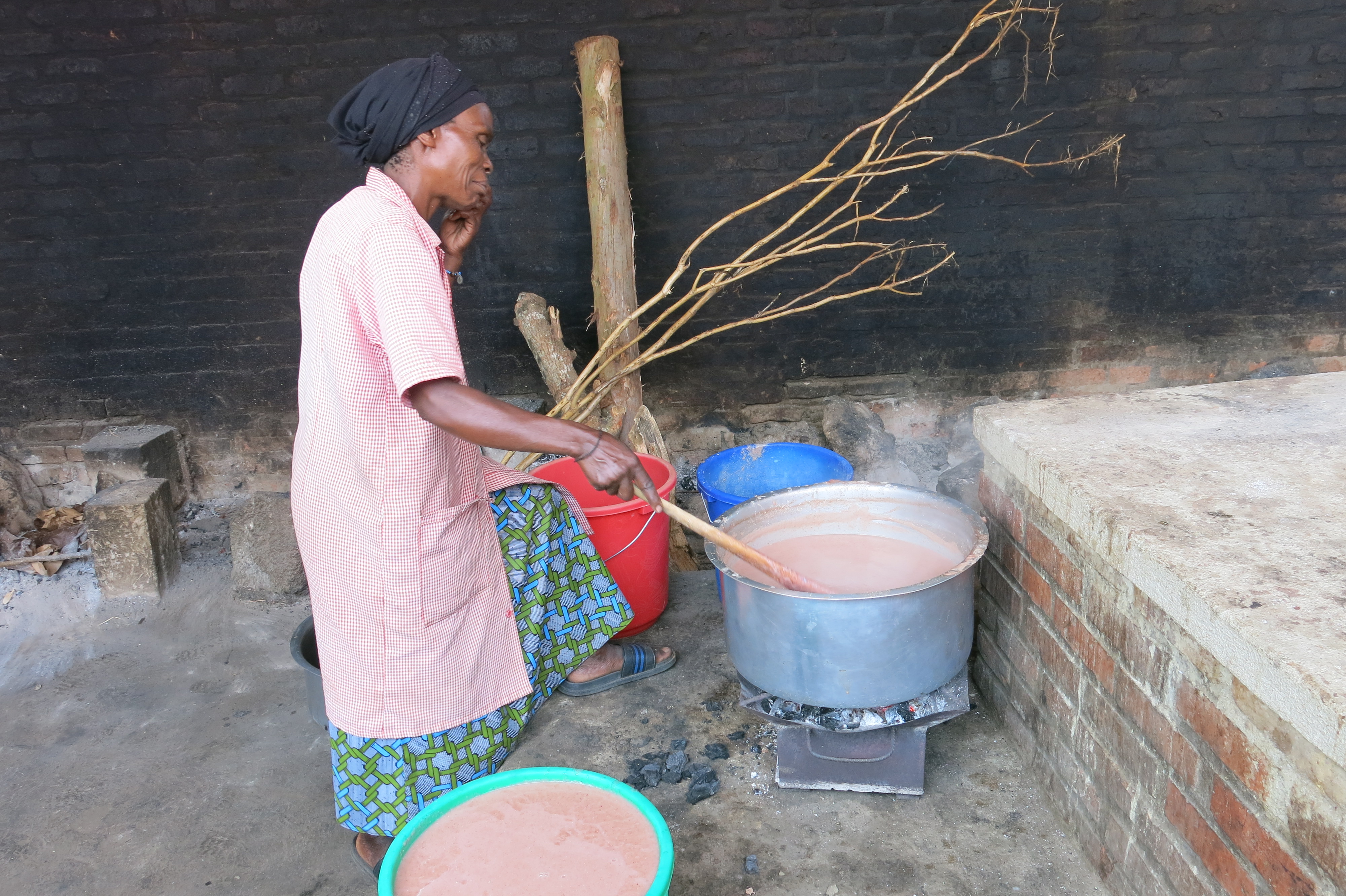 Podroze Maria Giedz Fot. 9. Prowizoryczne palenisko, na którym przygotowuje się posiłki