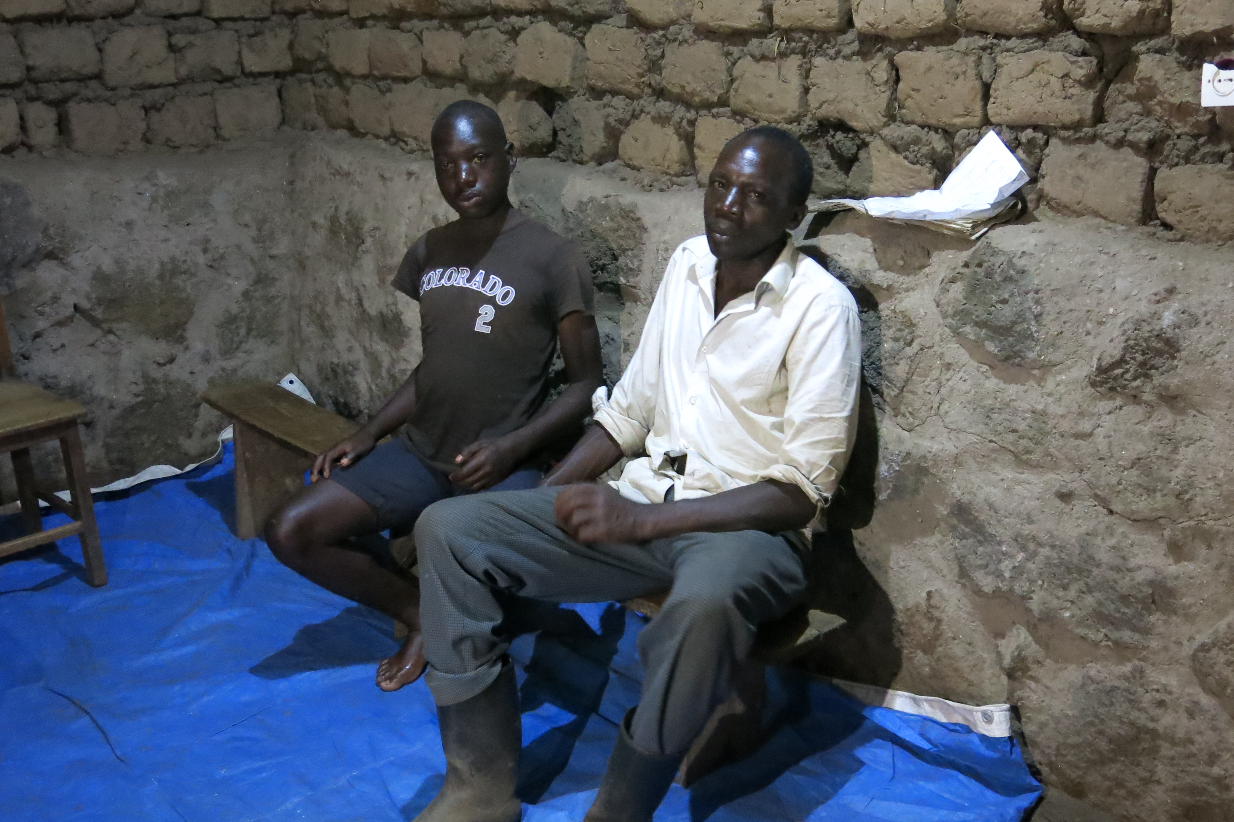 Podroze Maria Giedz W domu Jan de Dieu, kilkunastoletniego chłopaka niepełnosprawnego umysłowo, dość agresywnego, którym stale musi opiekowac się ojciec