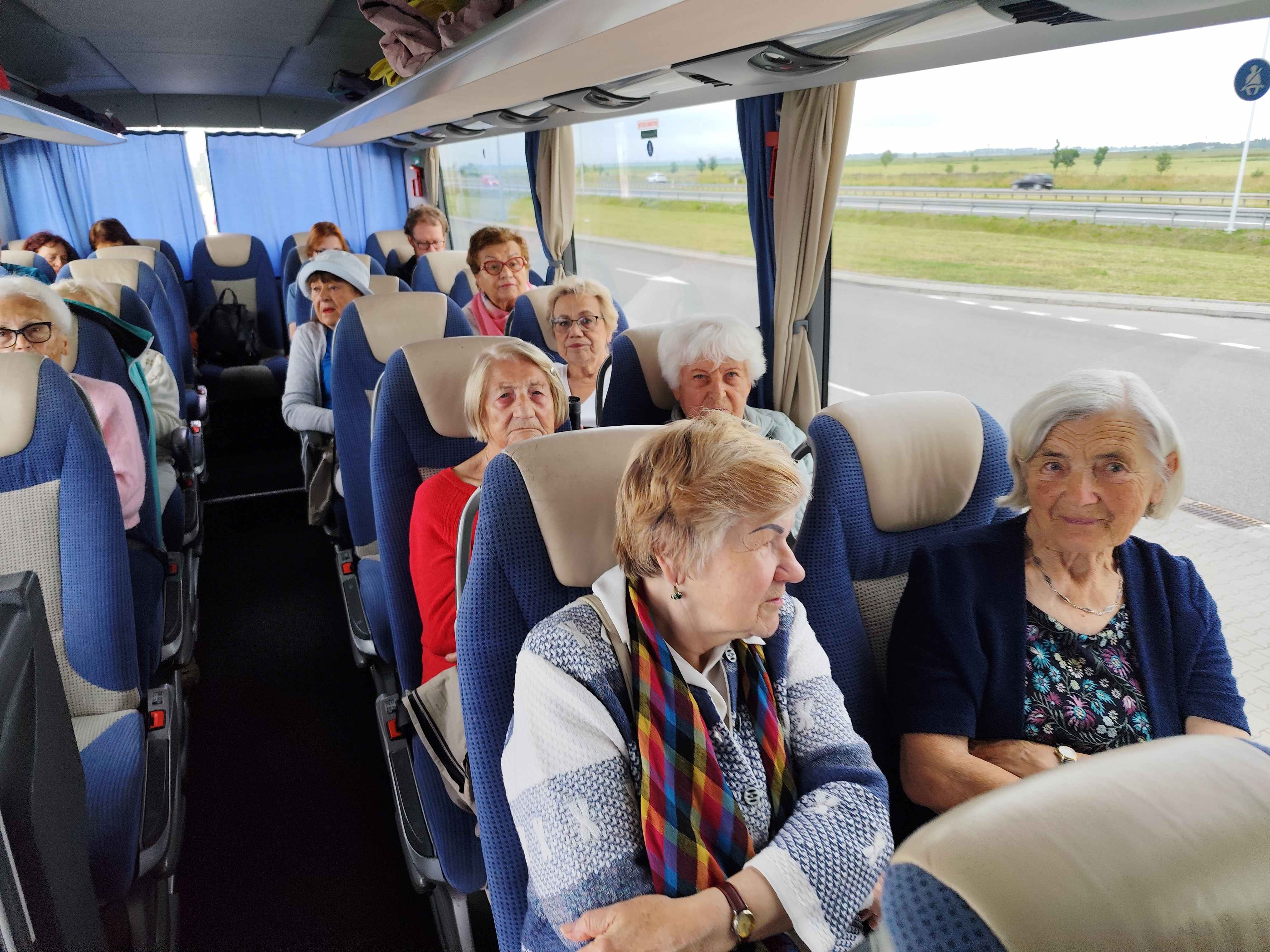 Wycieczka SNG Kanał Elblaski - w autokarze i na statku Fot. Janusz Wikowski IMG_20250712_080610