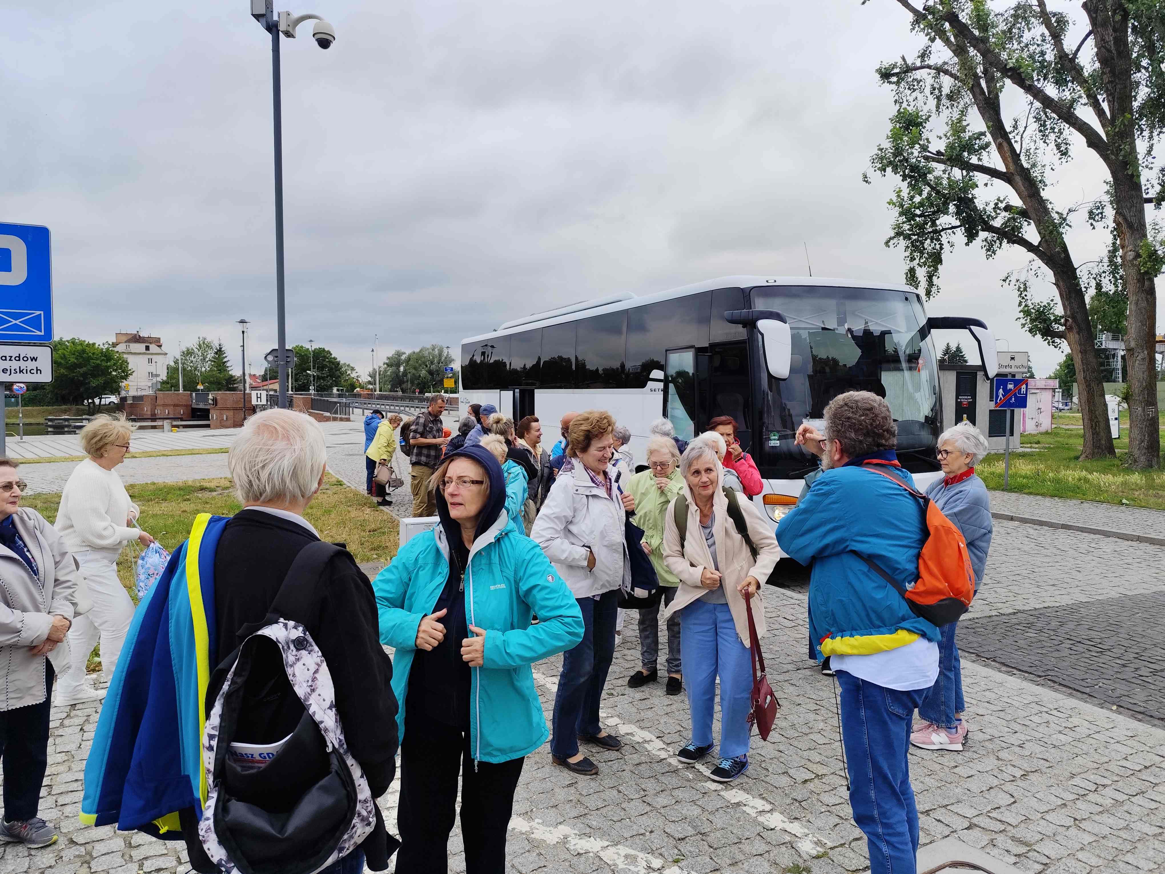 Wycieczka SNG Kanał Elblaski - w autokarze i na statku Fot. Janusz Wikowski IMG_20250712_084201