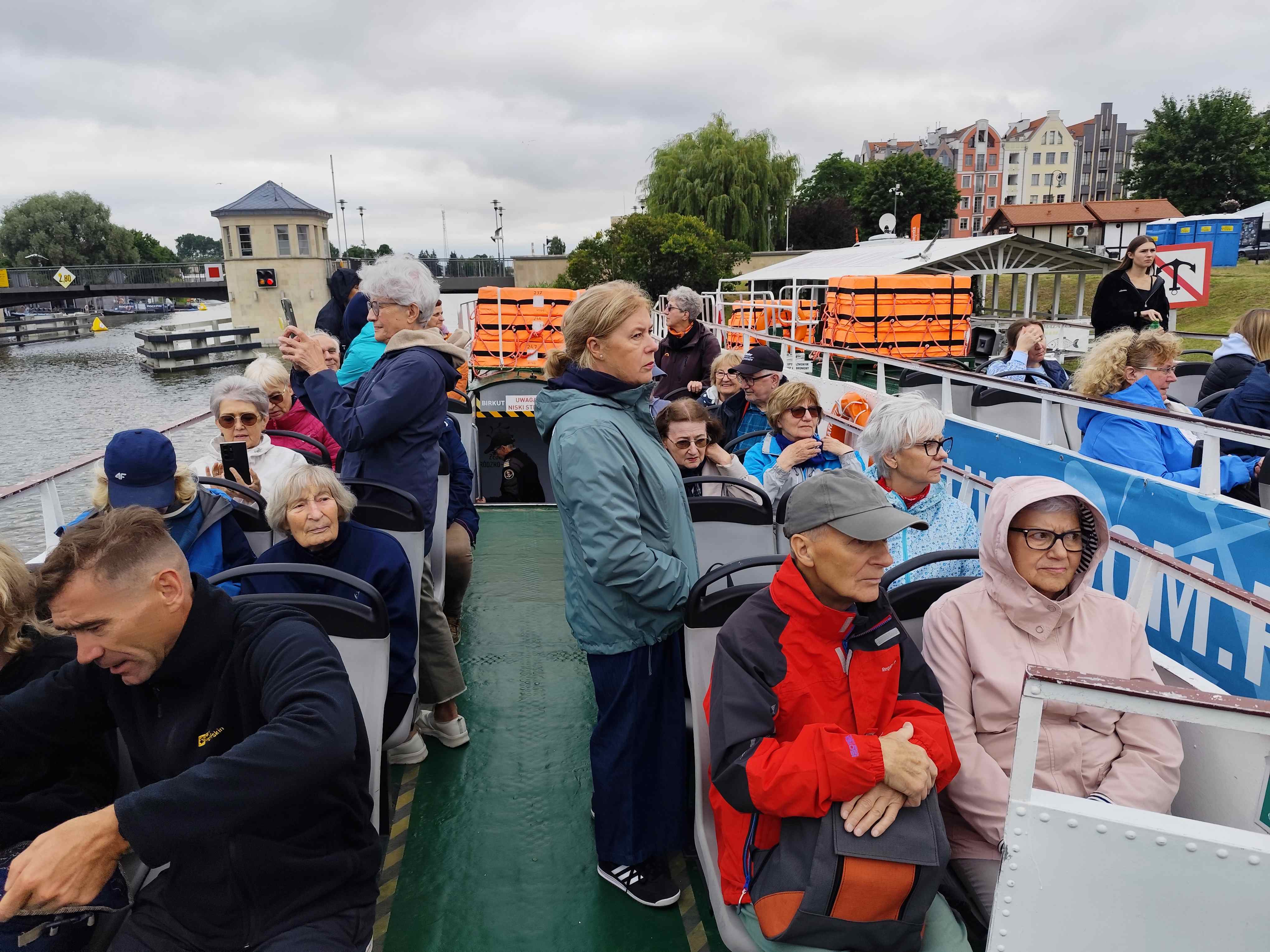Wycieczka SNG Kanał Elblaski - w autokarze i na statku Fot. Janusz Wikowski IMG_20250712_085609