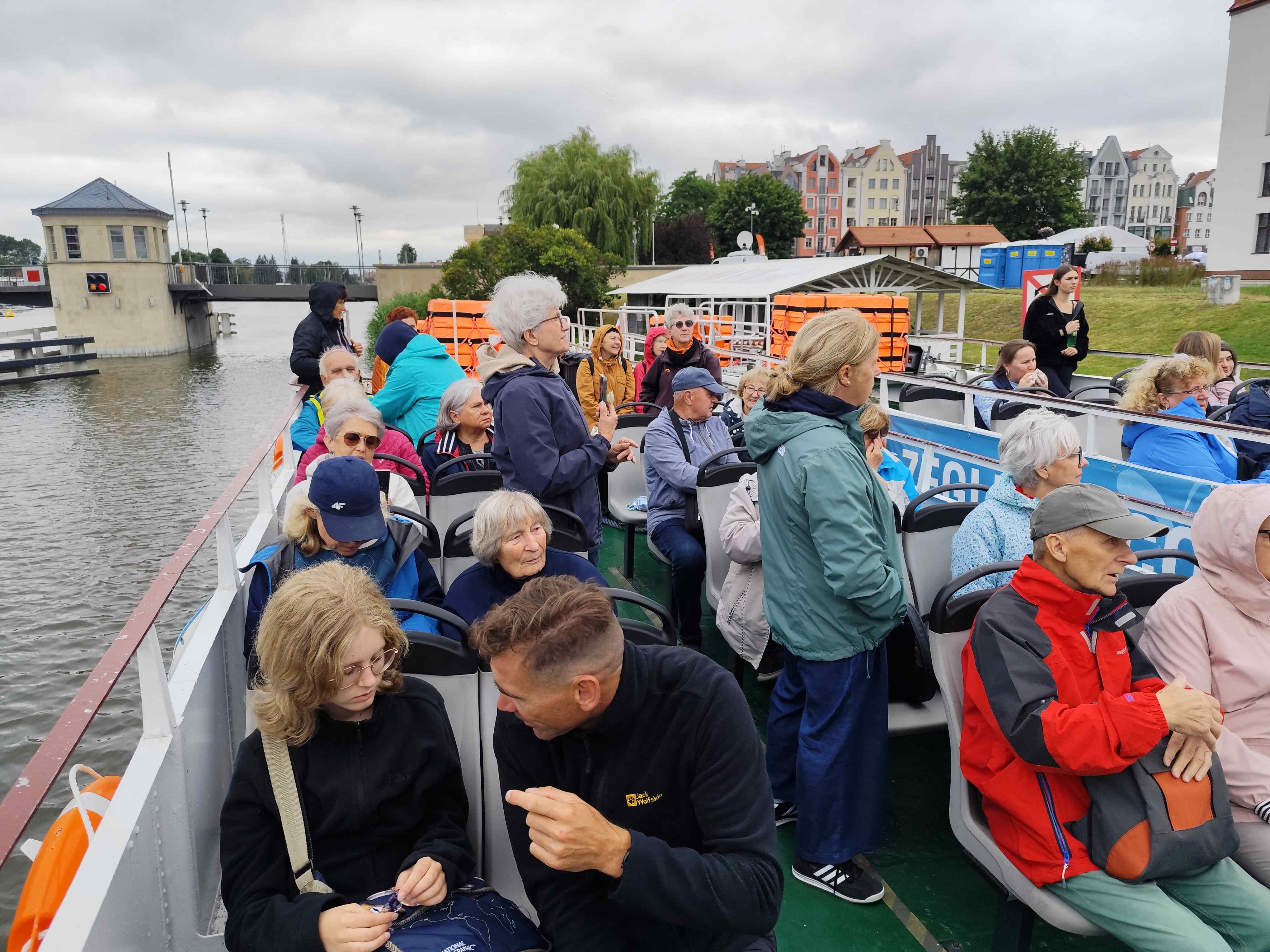 Wycieczka SNG Kanał Elblaski - w autokarze i na statku Fot. Janusz Wikowski IMG_20250712_085615