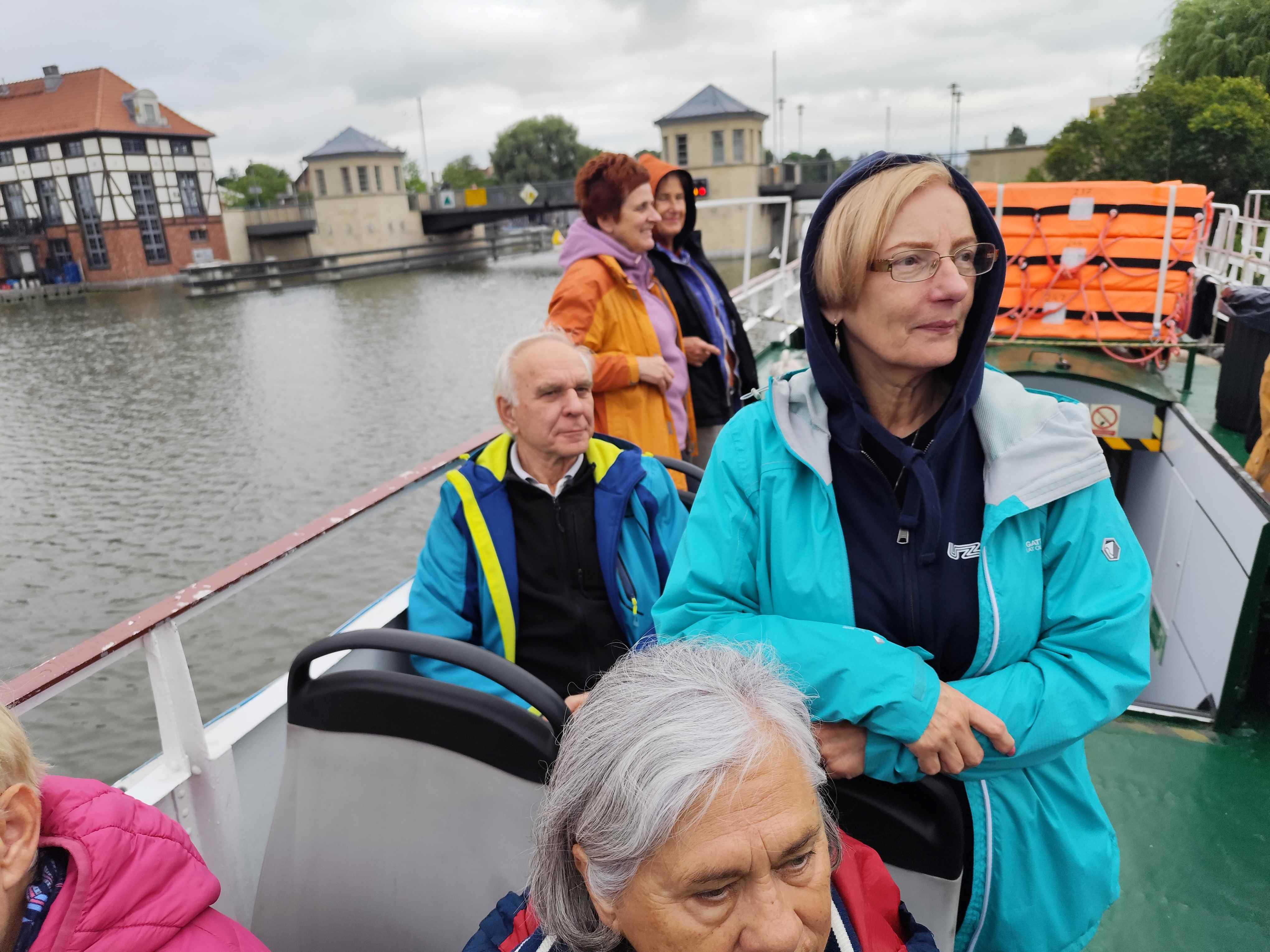 Wycieczka SNG Kanał Elblaski - w autokarze i na statku Fot. Janusz Wikowski IMG_20250712_090154