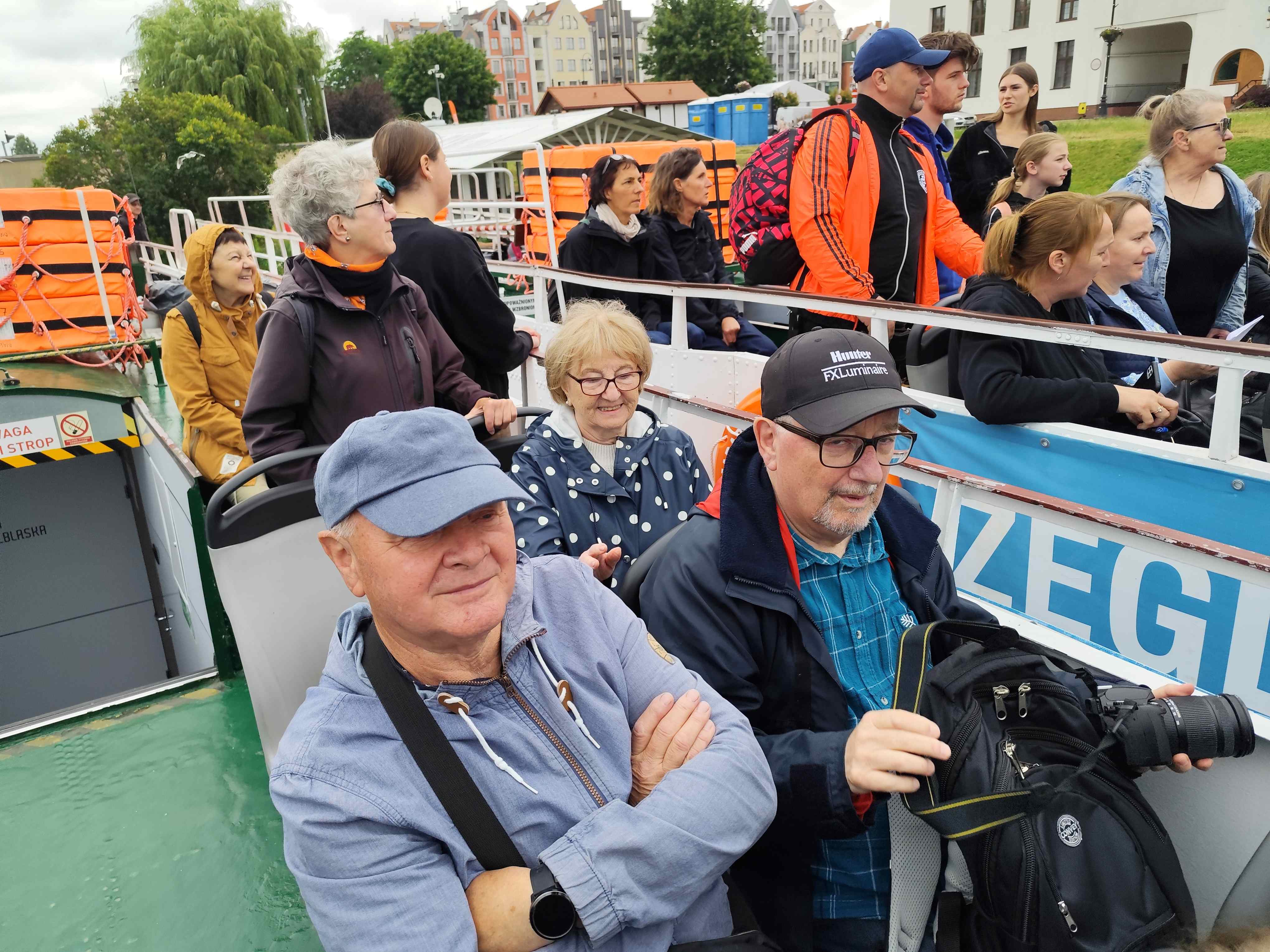 Wycieczka SNG Kanał Elblaski - w autokarze i na statku Fot. Janusz Wikowski IMG_20250712_090156