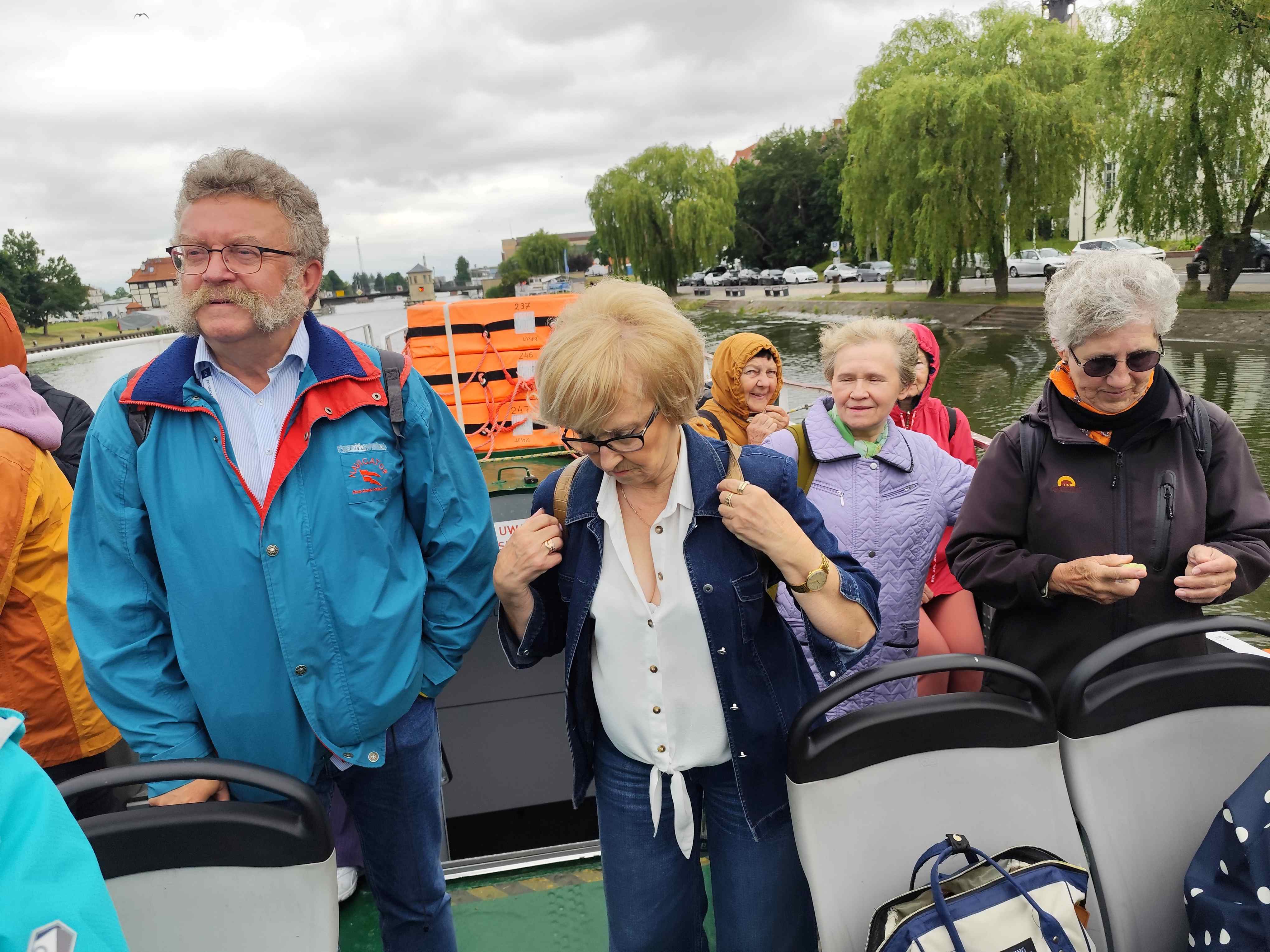 Wycieczka SNG Kanał Elblaski - w autokarze i na statku Fot. Janusz Wikowski IMG_20250712_090452