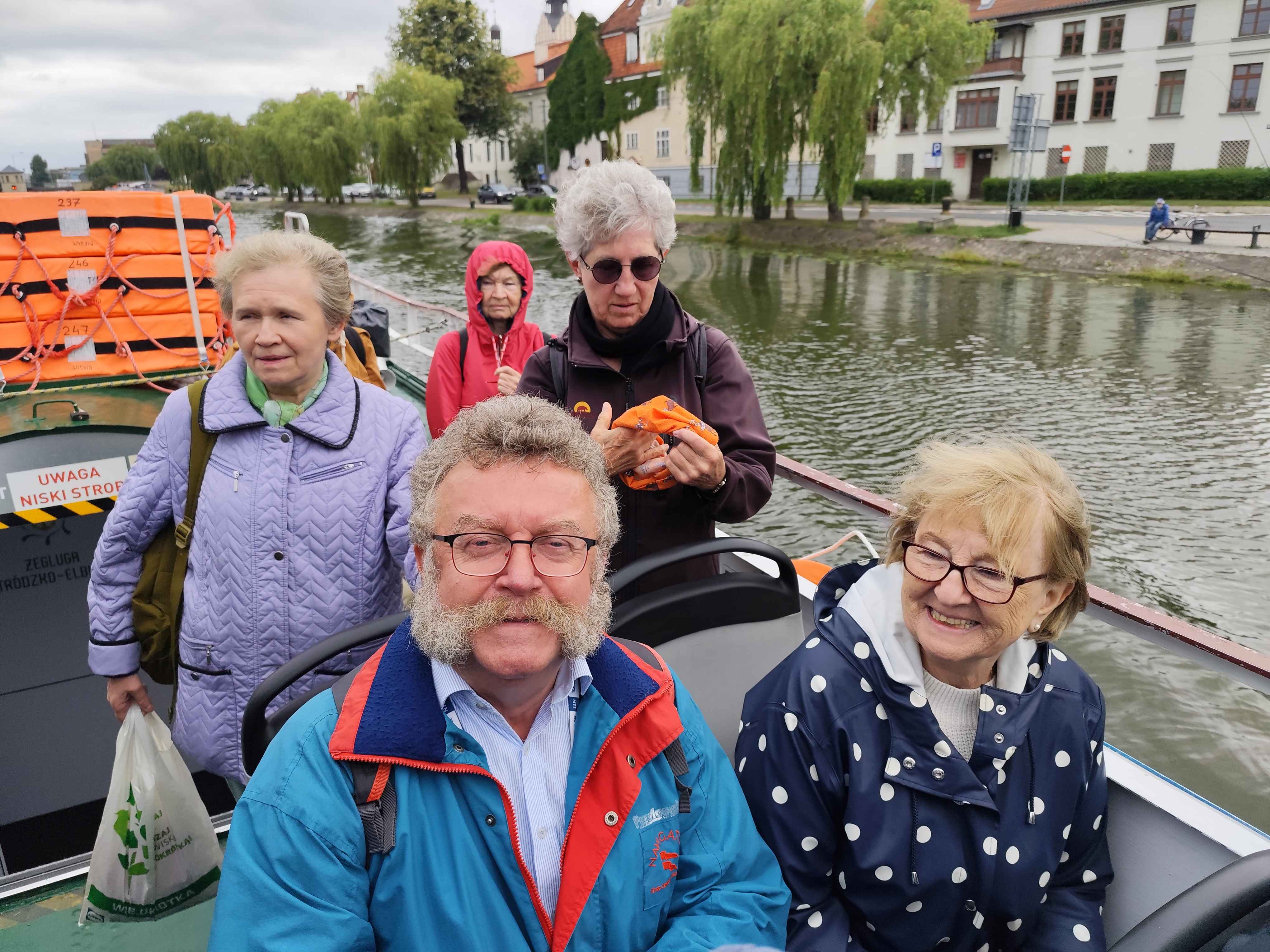 Wycieczka SNG Kanał Elblaski - w autokarze i na statku Fot. Janusz Wikowski IMG_20250712_090517