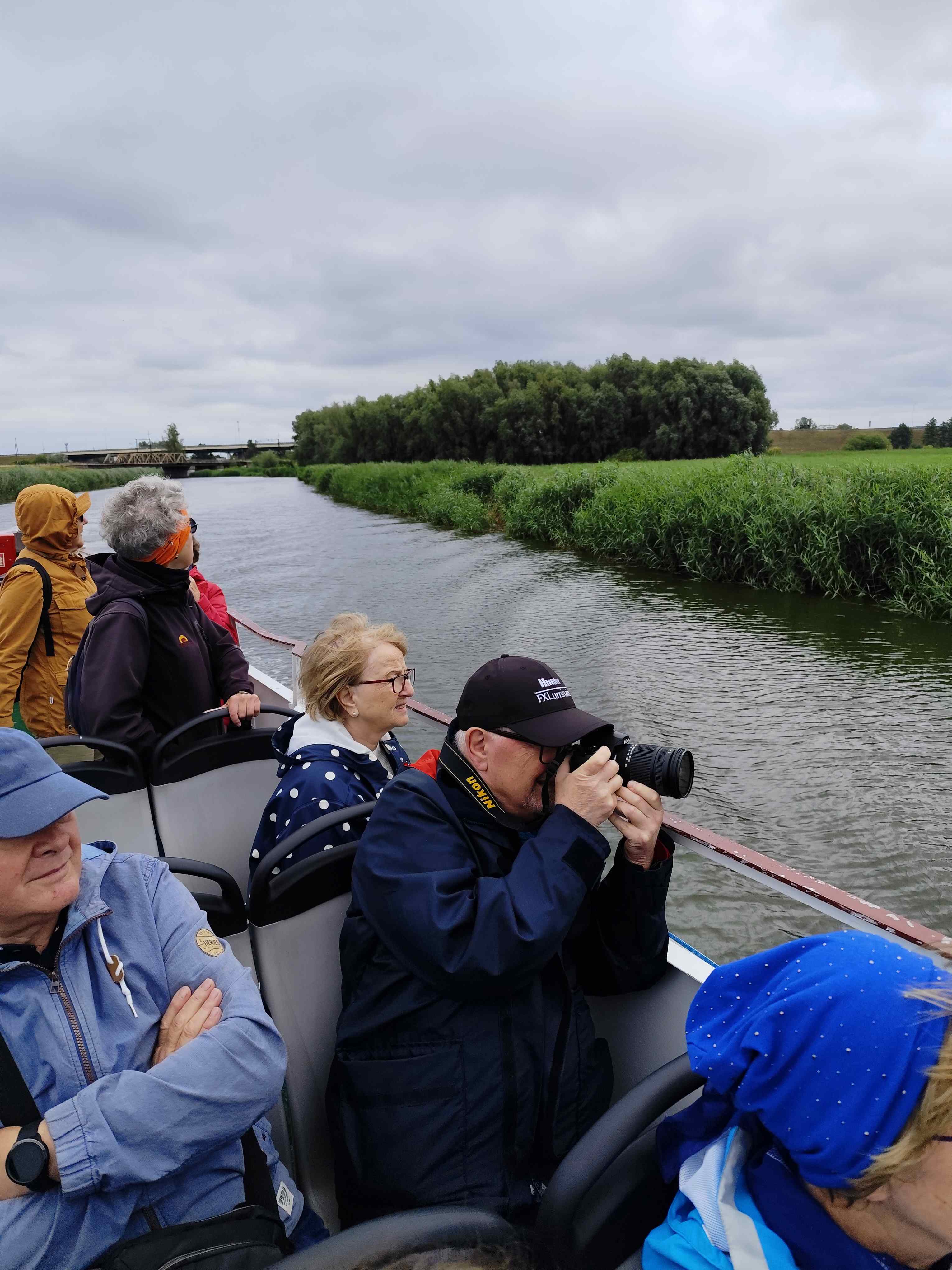 Wycieczka SNG Kanał Elblaski - w autokarze i na statku Fot. Janusz Wikowski IMG_20250712_091506