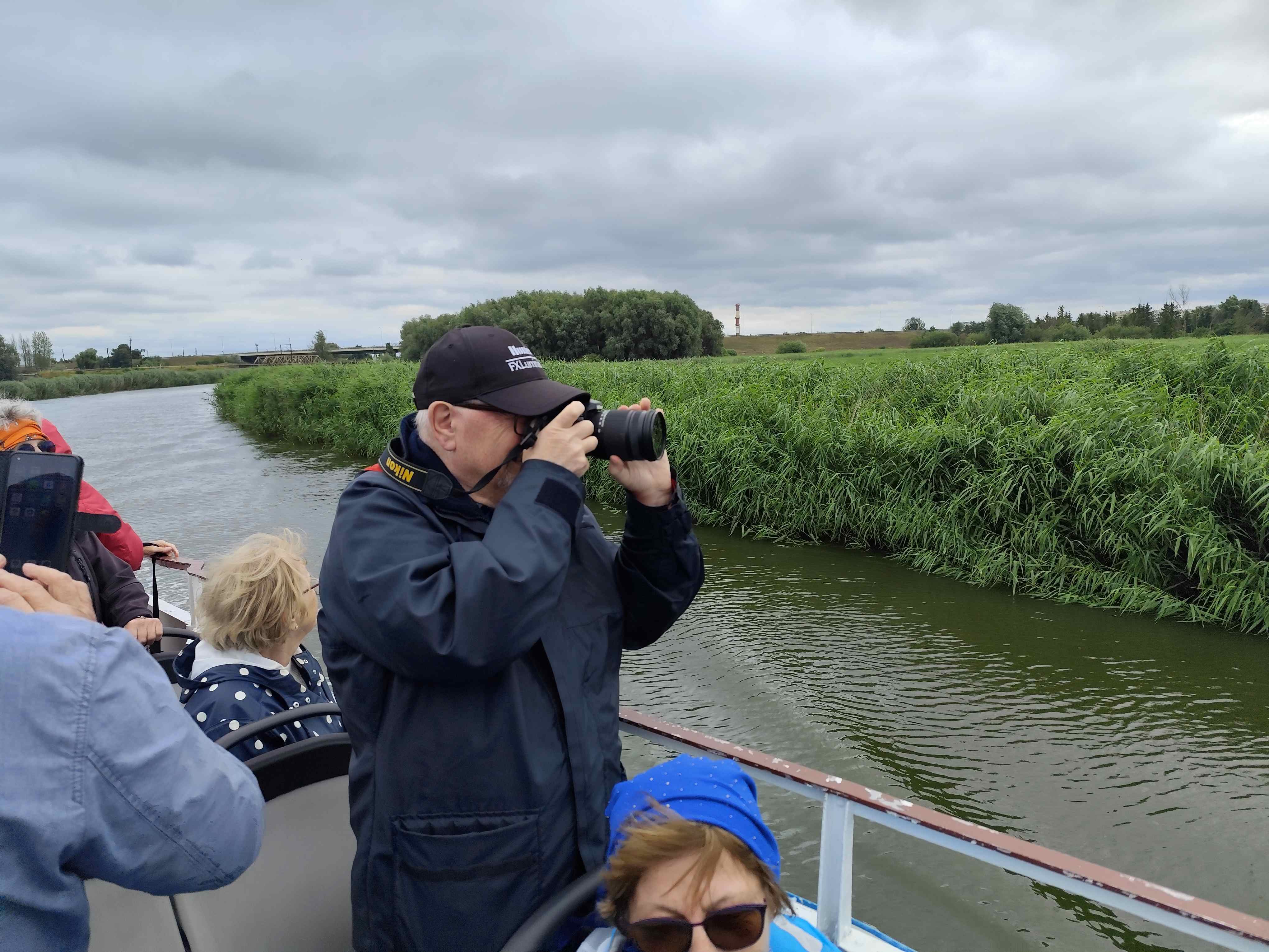 Wycieczka SNG Kanał Elblaski - w autokarze i na statku Fot. Janusz Wikowski IMG_20250712_091532