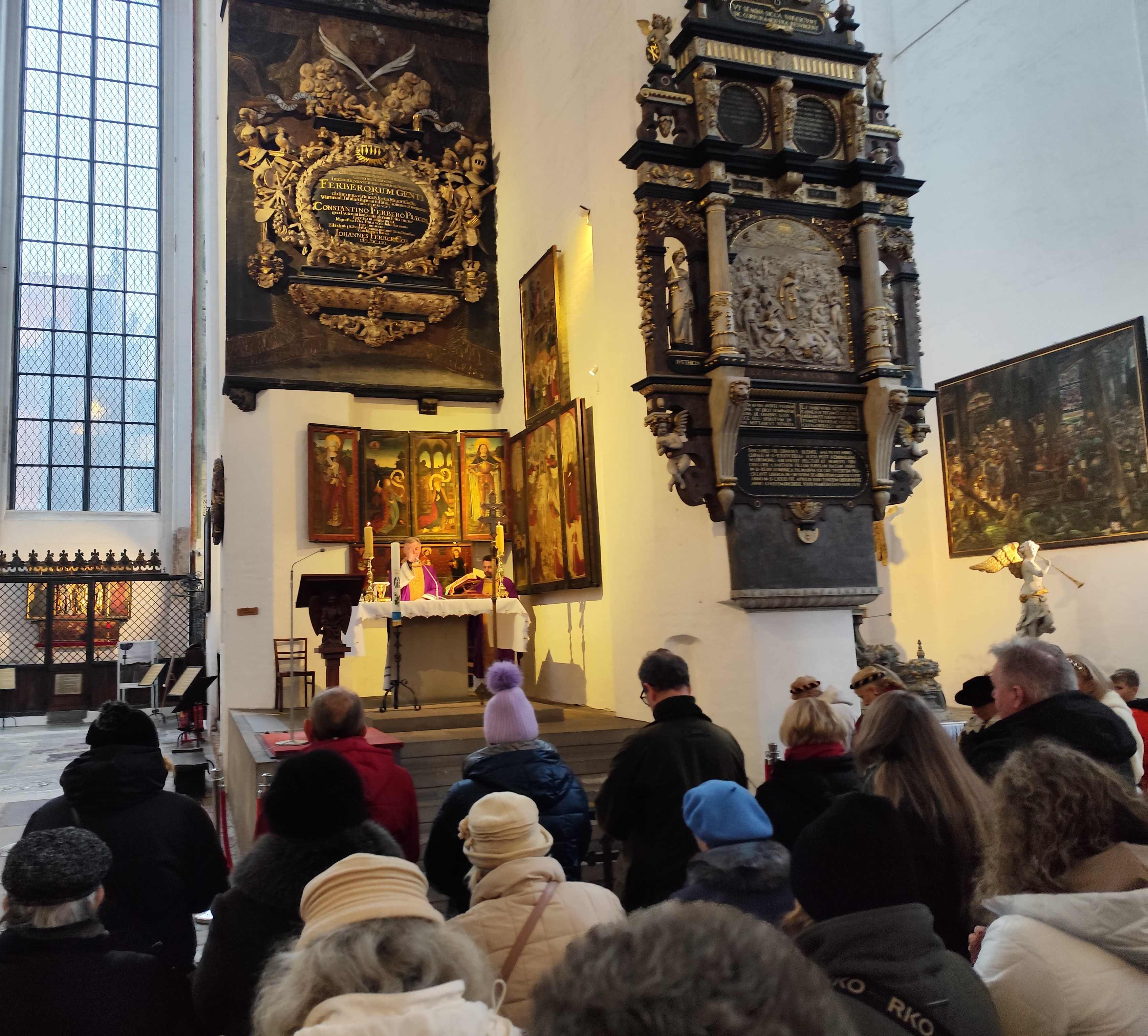 Msza w Bazylice Mariackiej w intencji zmarłych czlonków SNG Fot_Janusz Wikowski IMG_20251130_130128