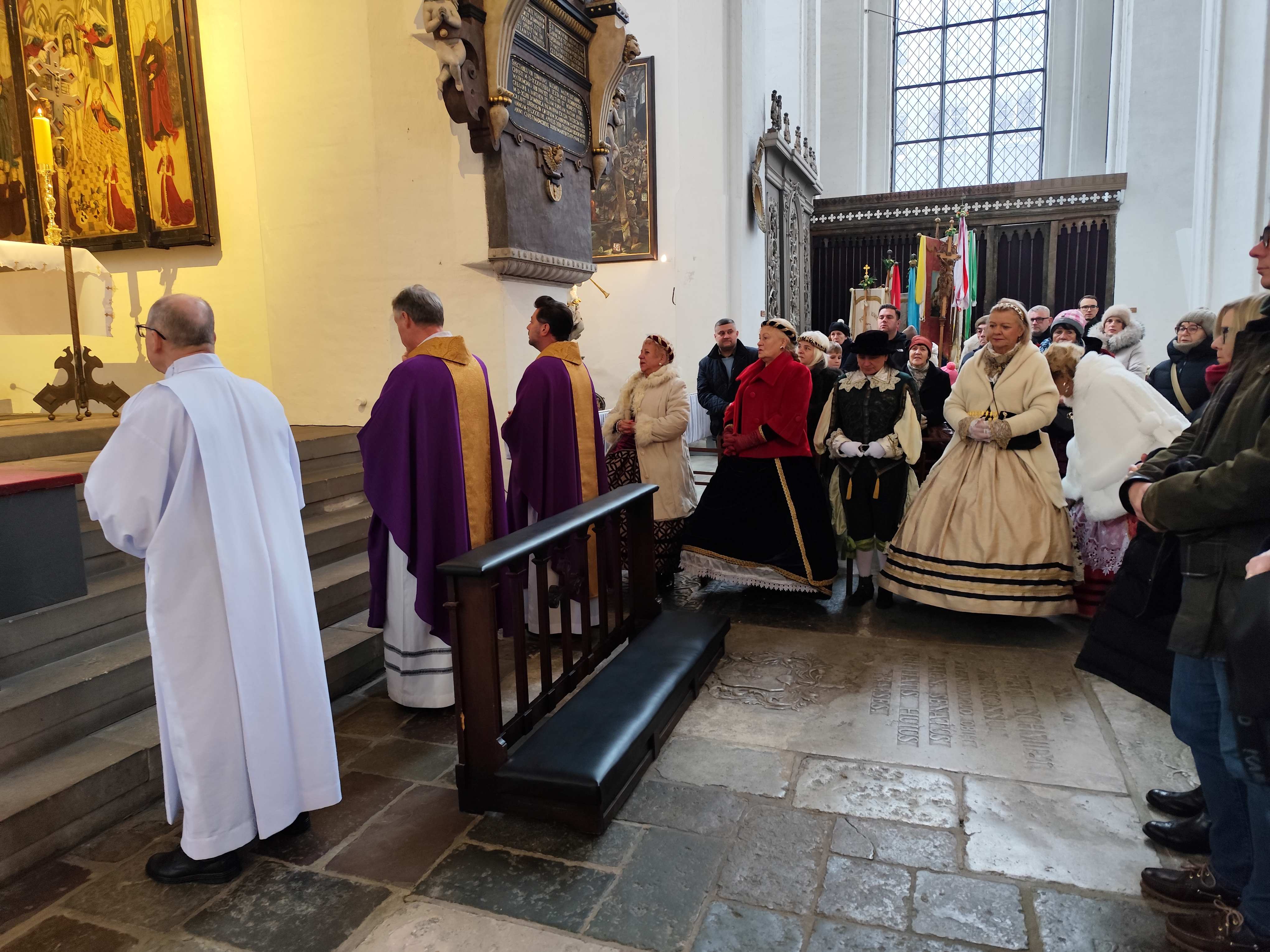 Msza w Bazylice Mariackiej w intencji zmarłych czlonków SNG Fot_Janusz Wikowski IMG_20251130_130203