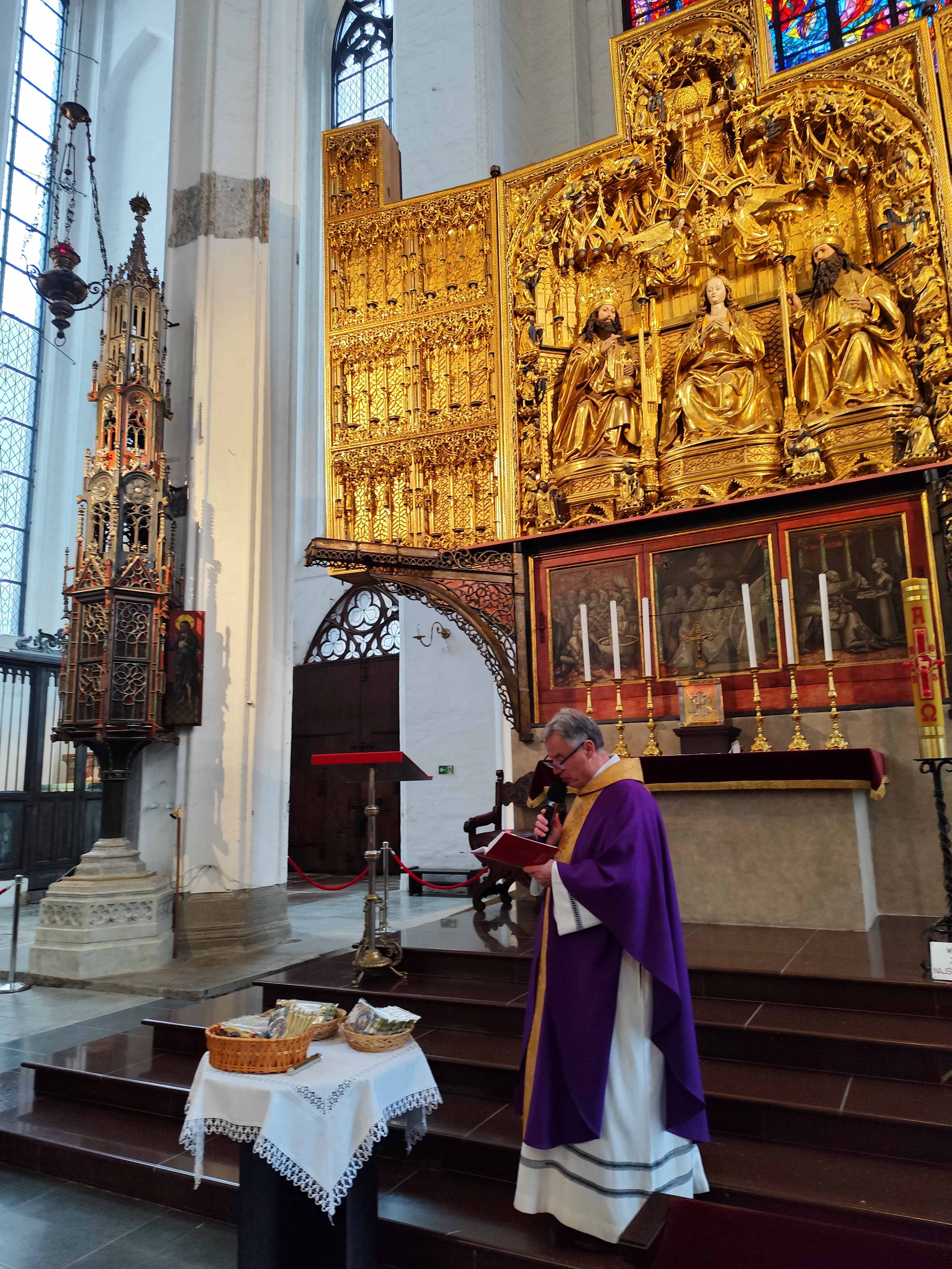 Msza w Bazylice Mariackiej w intencji zmarłych czlonków SNG Fot_Janusz Wikowski IMG_20251130_130310