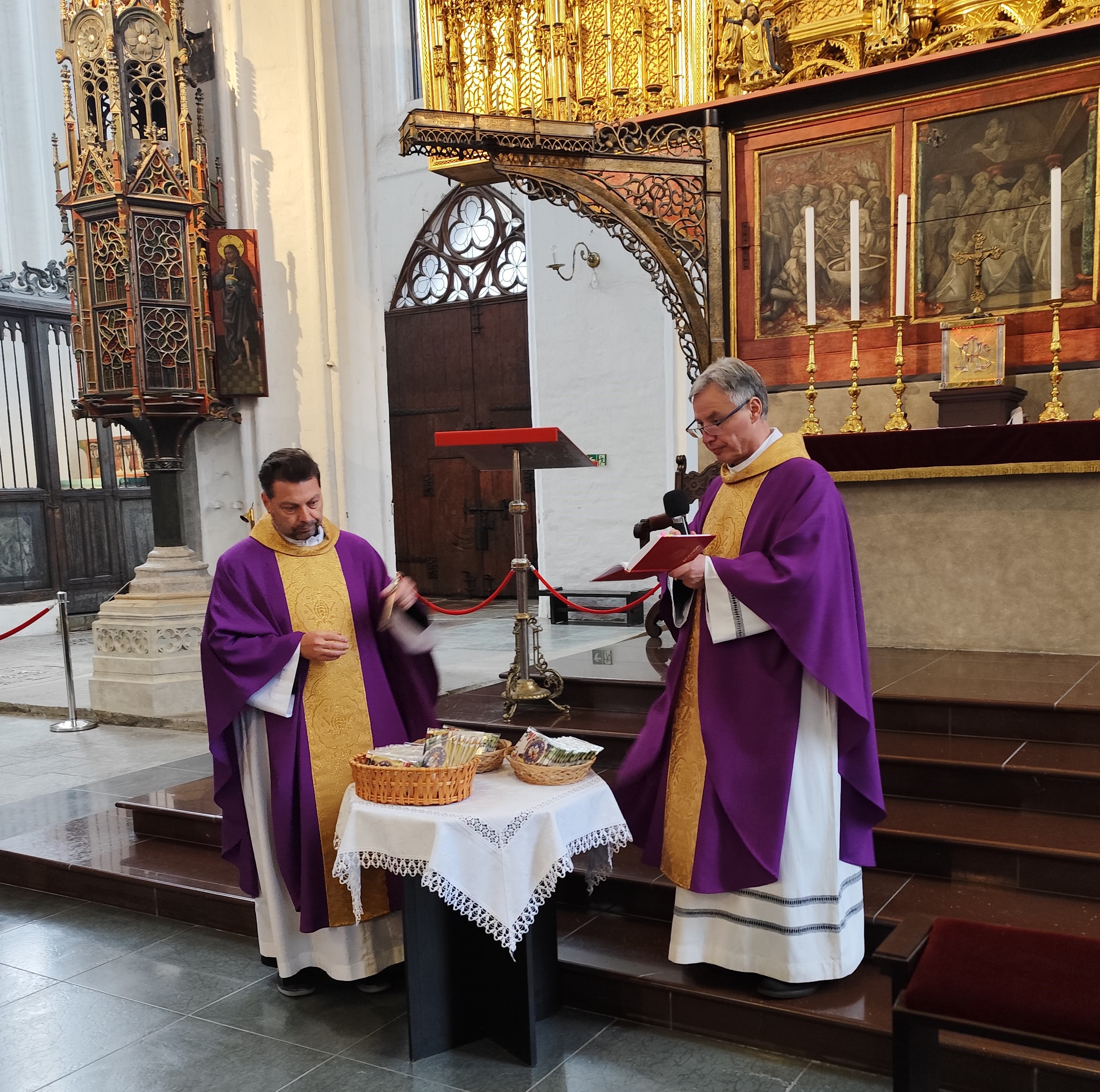 Msza w Bazylice Mariackiej w intencji zmarłych czlonków SNG Fot_Janusz Wikowski IMG_20251130_130450