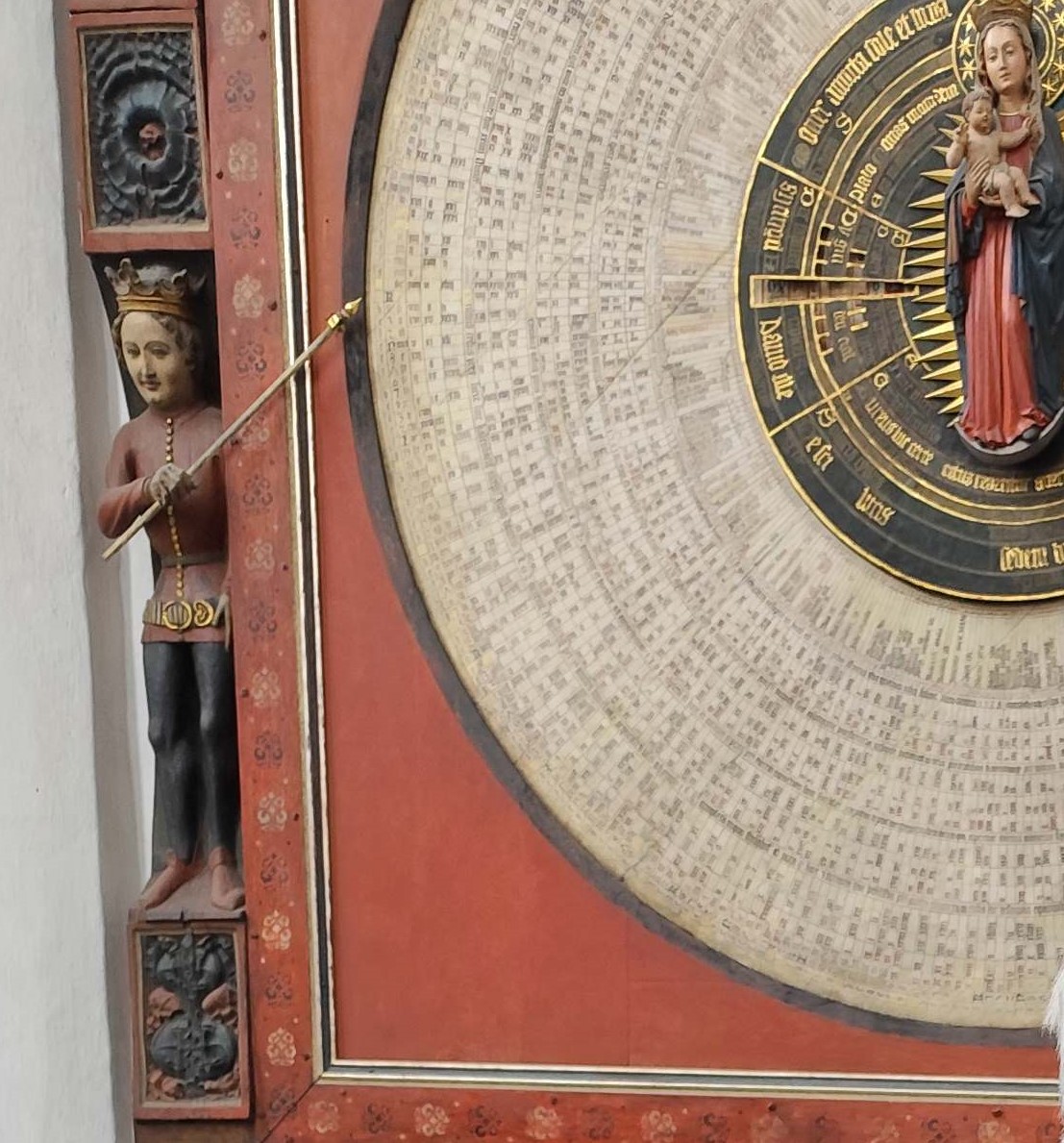 Zegar chłopiec w koronie a fot. J. Wikowski